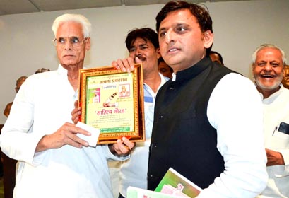 à¤ªà¥‚à¤°à¥à¤µ à¤¦à¤°à¥à¤œà¤¾ à¤°à¤¾à¤œà¥à¤¯ à¤®à¤‚à¤¤à¥à¤°à¥€ à¤ªà¥à¤°à¤¸à¤¿à¤¦à¥à¤¦ à¤²à¥‡à¤–à¤• à¤“à¤®à¤µà¥€à¤° à¤¤à¥‹à¤®à¤° à¤•à¥‹ à¤²à¤–à¤¨à¤Š à¤®à¥‡à¤‚ à¤¸à¤®à¥à¤®à¤¾à¤¨à¤¿à¤¤ à¤•à¤°à¤¤à¥‡ à¤ªà¥‚à¤°à¥à¤µ à¤®à¥à¤–à¥à¤¯à¤®à¤‚à¤¤à¥à¤°à¥€ à¤…à¤–à¤¿à¤²à¥‡à¤¶ à¤¯à¤¾à¤¦à¤µ à¤”à¤° à¤¹à¥‡à¤®à¤‚à¤¤ à¤¶à¤°à¥à¤®à¤¾